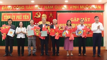 Trao quyết định nghỉ hưu cho 13 cán bộ thuộc diện Ban Thường vụ Tỉnh ủy quản lý