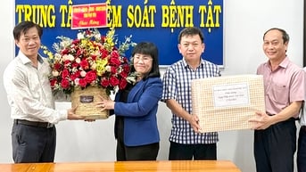 Phó Chủ tịch UBND tỉnh Hồ Thị Nguyên Thảo thăm, chúc mừng Ngày Thầy Thuốc Việt Nam