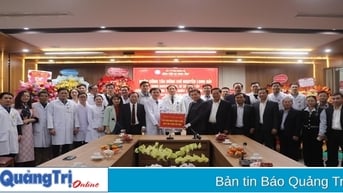 Bí thư Tỉnh ủy Nguyễn Long Hải thăm cán bộ, y, bác sĩ Bệnh viện Đa khoa tỉnh