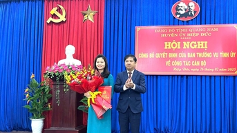 សមមិត្ត Pham Thi Thanh កាន់តំណែងជាលេខាគណៈកម្មាធិការបក្សស្រុក Hiep Duc។