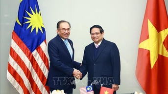 Thủ tướng Phạm Minh Chính làm việc với Thủ tướng Malaysia Anwar Ibrahim