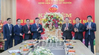 Đồng chí Phó Bí thư Tỉnh ủy, Chủ tịch UBND tỉnh: Thăm, chúc mừng một số đơn vị y tế nhân ngày Thầy thuốc Việt Nam