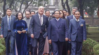 Thủ tướng New Zealand thăm Văn Miếu, nghe quan họ, ăn trầu và chơi đàn bầu