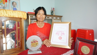 Nữ 'dị nhân' đất sen hồng và lớp dạy bơi 'độc nhất vô nhị'
