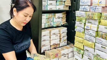 Người đàn ông ở Bình Dương mua gần 400 tờ vé số, bất ngờ trúng thưởng 32 tỉ đồng