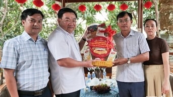 Đồng chí Trịnh Minh Hoàng, Phó Chủ tịch UBND tỉnh thăm, chúc Tết Ramưwan