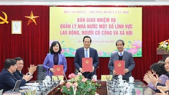 Bộ trưởng các Bộ ký biên bản bàn giao chức năng, nhiệm vụ