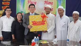 Đồng chí Nguyễn Long Biên, UVTV Tỉnh uỷ, Phó Chủ tịch UBND tỉnh thăm, chúc Tết Ramưwan năm