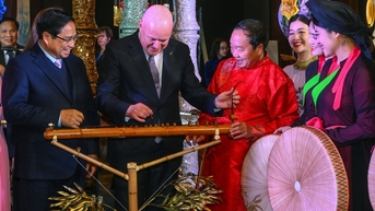 Thủ tướng New Zealand ăn trầu, trải nghiệm đánh đàn bầu tại Văn Miếu