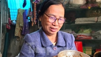 Bà giáo người Thái kiếm nửa triệu mỗi ngày từ nuôi côn trùng đặc sản