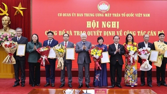 Cơ quan Ủy ban Trung ương Mặt trận Tổ quốc Việt Nam trao Quyết định cho các đồng chí nghỉ hưu trước tuổi