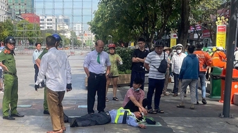 Chú bảo vệ bị đánh ở phố đi bộ Nguyễn Huệ phải khâu vết thương đầu và tay