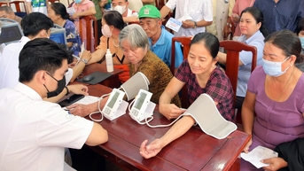 Tư vấn phòng chống bệnh cúm mùa cho người cao tuổi ở Bình Phước