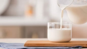 Uống sữa ấm vào buổi tối trước khi ngủ có lợi ích không?