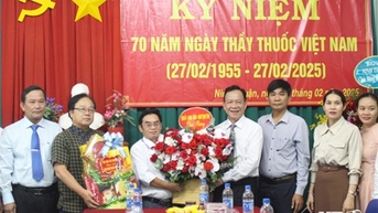 Đồng chí Trần Minh Lực, UVTV Tỉnh ủy, Phó Chủ tịch HĐND tỉnh thăm, chúc mừng Ngày Thầy thuốc Việt Nam