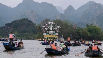 Hàng ngàn người tham dự Lễ khai hội Chùa Hương