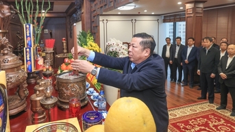 ថ្នាក់ដឹកនាំក្រសួងដឹកជញ្ជូន អុជធូបជូនលោកប្រធានហូជីមិញ ក្នុងឱកាសរំលឹកខួបលើកទី៩៥នៃថ្ងៃបង្កើតបក្ស។