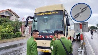 Người phụ nữ va chạm xe khách tử vong, bị kéo lê 20 m
