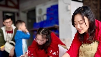 Đầu Xuân trải nghiệm công việc của người thợ gốm tại Bát Tràng
