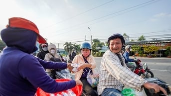 Những món quà ấm lòng người dân quay lại TPHCM mưu sinh