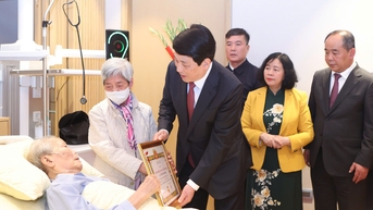 쩐득르엉 전 대통령, 65년 당원 배지 수여