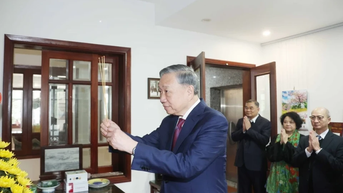 Tổng Bí thư Tô Lâm dâng hương tưởng niệm Thủ tướng Phạm Văn Đồng
