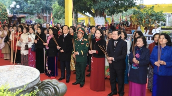Phó Chủ tịch nước Võ Thị Ánh Xuân dự Lễ hội đền Hai Bà Trưng