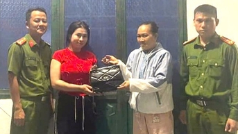 Nhặt được của rơi hơn 400 triệu đồng, người phụ nữ nộp công an trả lại cho chủ nhân