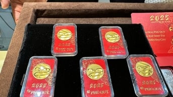 Giá vàng tăng từng phút, người dân vẫn xếp hàng dài chờ mua