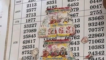 Người đàn ông suy sụp vì 2 tờ vé số trúng giải đặc biệt nhưng bị rách nát