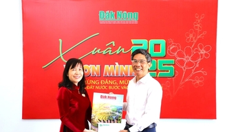 Chủ tịch Ủy ban MTTQ Việt Nam tỉnh thăm, chúc tết Báo Đắk Nông
