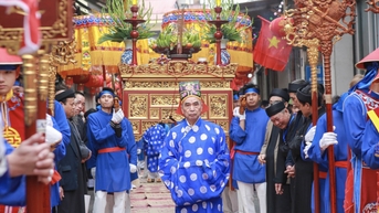 ភូមិ La Phu ក្រាលកម្រាលផ្កាប្រវែង 3 គីឡូម៉ែត្រ ដើម្បីស្វាគមន៍ព្រះតេជគុណរបស់ភូមិ។