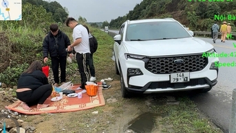 Dừng xe để cả nhà trải chiếu ngồi ăn cơm bên cao tốc, tài xế bị phạt 13 triệu đồng