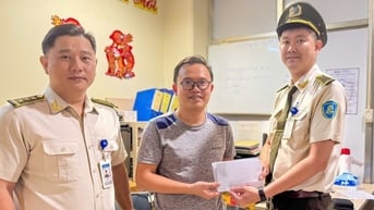 Hành khách ngỡ ngàng khi an ninh sân bay gọi trả túi xách chứa 235 triệu đồng