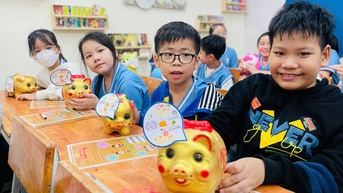 Thầy giáo tặng heo đất, lì xì cho cả lớp để học sinh một năm phấn khởi