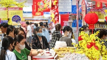 Người dân TPHCM mạnh tay sắm Tết hơn năm trước