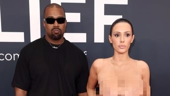 Vợ bị chê cười vì mặc như khỏa thân, Kanye West vẫn gọi đó là "nghệ thuật"