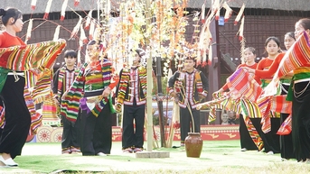 ពិធីបុណ្យពិសេសបំផុតរបស់ប្រជាជនថៃធ្វើដំណើររាប់ពាន់គីឡូម៉ែត្រទៅកាន់ Kon Tum