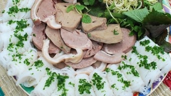 Về Bình Định, ăn bánh hỏi lòng heo