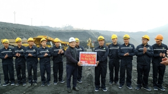 Đồng chí Bí thư Tỉnh ủy thăm, động viên cán bộ, công nhân Công ty Cổ phần Than Đèo Nai – Cọc Sáu