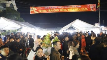 Du khách nườm nượp về trẩy hội Chợ Viềng, tỉnh Nam Định