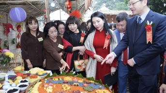 ភ្ញៀវទេសចរណ៍ទទួលបានបទពិសោធន៍ពិធីបុណ្យអង្ករដំណើប Phu Thuong លើកទី៨ ឆ្នាំ២០២៥