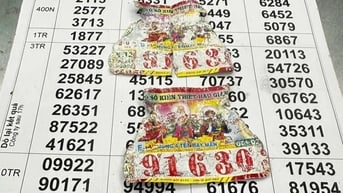 Người đàn ông lội ruộng bắt ba khía, làm ướt nhàu 2 tờ vé số giải độc đắc