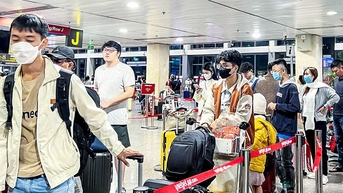 Chật vật quay lại TP.HCM vì giá vé máy bay 'trên trời', hơn cả tháng lương