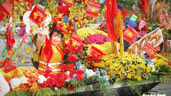 Hàng ngàn du khách chen nhau xem hội thuyền hoa, đua thuyền trên sông Dinh