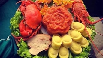 Tôm hùm, cua biển lên mâm cúng vía thần Tài, rẻ nhất vài trăm nghìn đồng/mâm