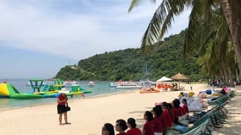 Hội An vận động du khách và ngư dân mang rác thải về bờ