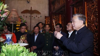 Tổng Bí thư Tô Lâm dâng hương tưởng niệm các Vua Hùng