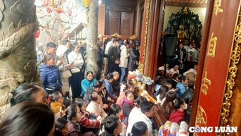 Dòng người chật kín trong ngày đầu tiên 'mở cổng trời' Am Tiên