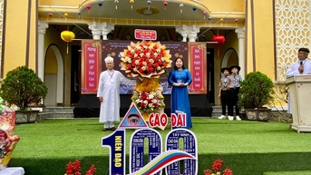 Que Son 지역 지도자들이 Cao Dai의 위대한 존재의 대축제를 방문하여 축하했습니다.